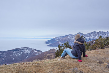 Naklejka premium Ragazza in montagna in una giornata nuvolosa