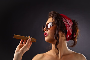 Obraz premium young beautiful woman with cigar