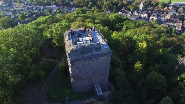 Flug um die Ruine Kalsmunt in Wetzlar mit Blick auf die Stadt