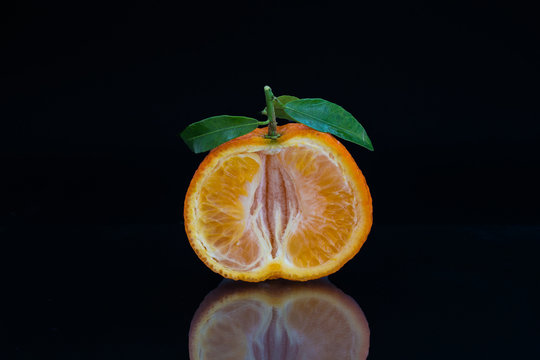 Clementinenhälfte vor schwarzem Hintergrund