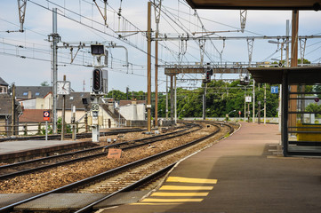 Fototapeta na wymiar Estación de ferrocarril de Chartres, Francia, vías férreas