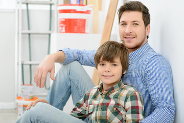 Obraz premium Father and son making renovation at home 