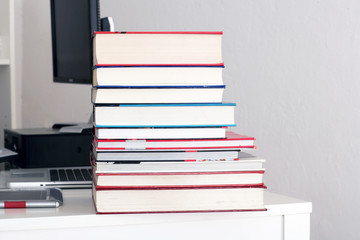 Bücherstapel in Büro