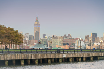 Obraz premium Manhattan midtown skyline from Jersey City at dusk