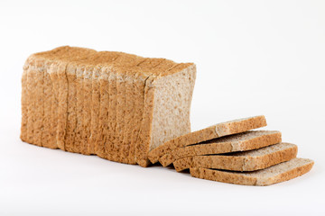 Angeschnittenes Vollkorntoastbrot in Seitenaufnahme. Vier Scheiben liegen übereinander gefächert.