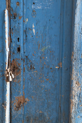 eski antika mavi ahşap kapı, harabe olmuş ev kapısı Retro tasarım asma kilit ve kapalı kapı
