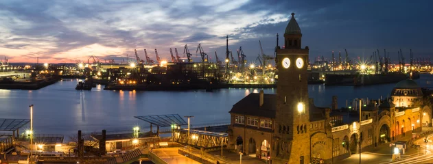 Foto op Plexiglas Landungsbrücken und Hafen von Hamburg, Deutschland, bei Nacht © kama71
