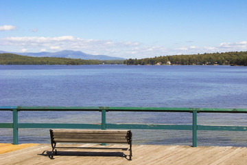 Blick von einer Bank auf einen idyllischen See, Lake Winnepesaukee, New Hampshire