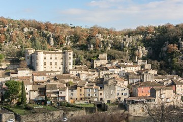 Fototapeta na wymiar Village de Vogüé en Ardèche