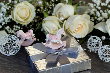 Geschenk mit Schaukelpferden