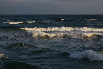 Meer mit Wellen