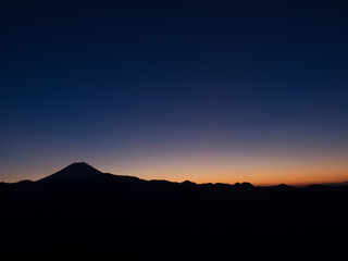 夜明け前の富士山