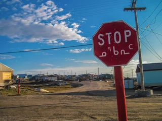Keuken foto achterwand Poolcirkel stopbord in een kleine Canadese Arctische gemeenschap