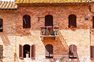 Fototapeta na wymiar building front in tuscany, italy