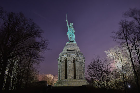 Hermannsdenkmal in Detmold bei Nacht
