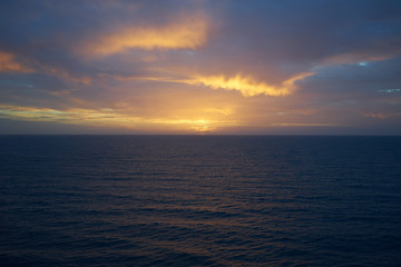 Fototapeta na wymiar Sunrise over atlantic ocean / Sunrise in December on Gran Canaria
