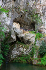 Die Mariengrotte im Wallfahrtsort Covadonga