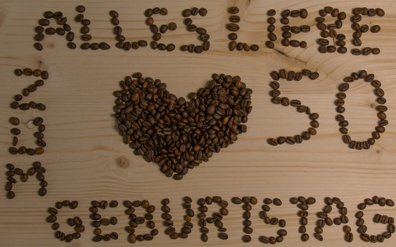 Geburtstagskarte auf Holz mit Kaffeebohnen