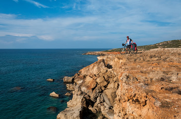 Fototapeta premium mountain bike rides along the steep seashore. 