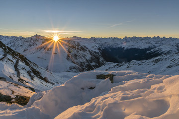 Sonnenaufgang in der winterlichen Alpen