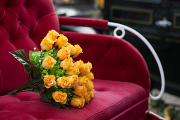 gelbe Rosen auf rotem Sitz einer Hochzeitskutsche