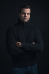 Fototapeta premium Zima moda mężczyzna ubrany w granatowy golf.