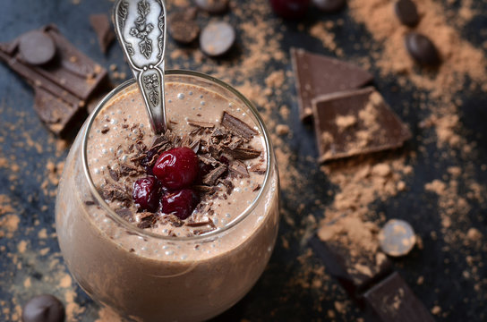 Delicious chocolate smoothie "Black forest".