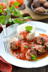 Knusprig gebratene Hackfleischbällchen mit Tomatensauce und Basmatireis