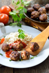 Knusprig gebratene Hackfleischbällchen mit Tomatensauce und Basmatireis