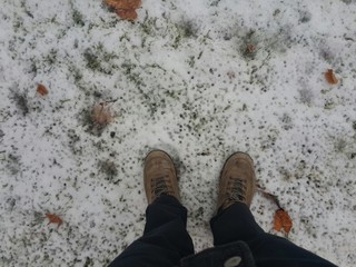 Karda ayaklarının fotoğrafını çeken erkek kış bahçe karda ayak izi