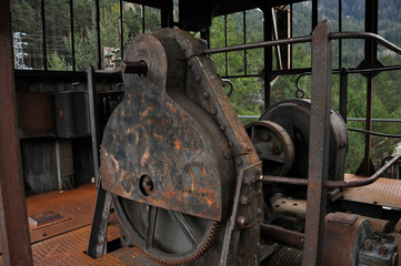 Maquinaria de una grúa en una estación de ferrocarril abandonada
