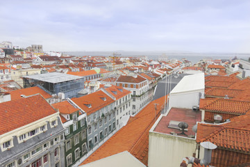 Fototapeta na wymiar Lisbonne - Vue sur les toits et la mer