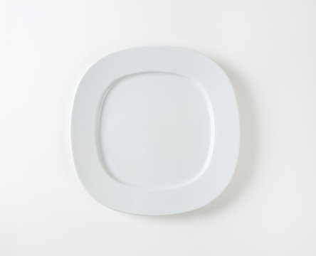 Wide rimmed square plate