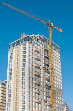 Construction crane and multi-storey building