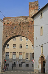 Fototapeta na wymiar medieval wall with arch in Verona