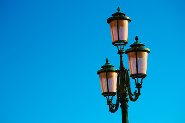 Venezianische Laterne vor blauem Himmel
