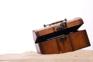 Schatztruhe geöffnet im Sand