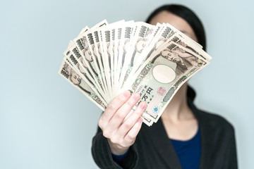 大金を持つビジネスウーマン