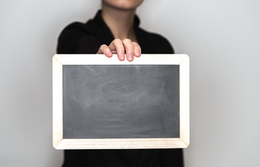 ブラックボードを持つビジネスウーマン