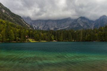 Obraz premium Laghi di Fusine in una giornata grigia / Presso Tarvisio, Friuli Venezia Giulia, Italia