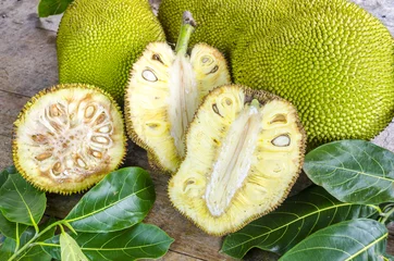Foto op Plexiglas Dwarsdoorsnede rijp fruit van gigantische Jack-fruit. © napior