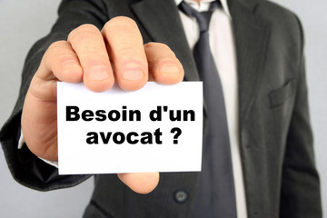 Homme tenant une carte demandant besoin d'un avocat