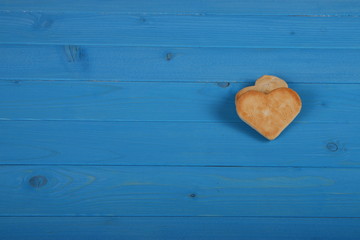 masanın üzerinde kalp şeklinde kurabiye - obrazy, fototapety, plakaty