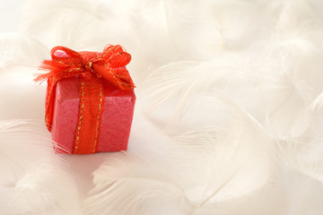 ギフトボックスと白色の羽根

