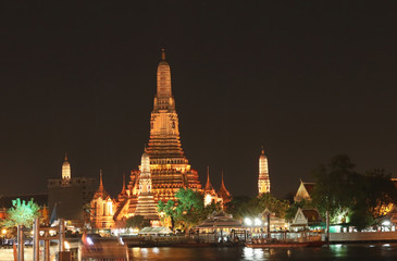 Fototapeta premium Lighting effects at Wat Arun Temple in the night, Bangkok, Thailand