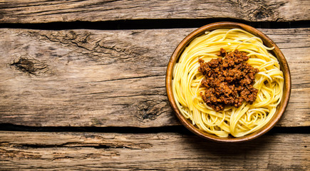 Spaghetti with minced meat in a wooden Cup.