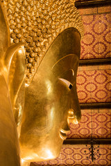 Obraz premium The Giant Golden Reclining Buddha (Sleep Buddha) in Wat Phra Chetuphon Vimolmangklararm Rajwaramahaviharn Temple (Locally known as Wat Pho Buddhist Temple), Bangkok, Thailand