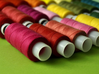 Разноцветные нитки катушки для кройки и шитья