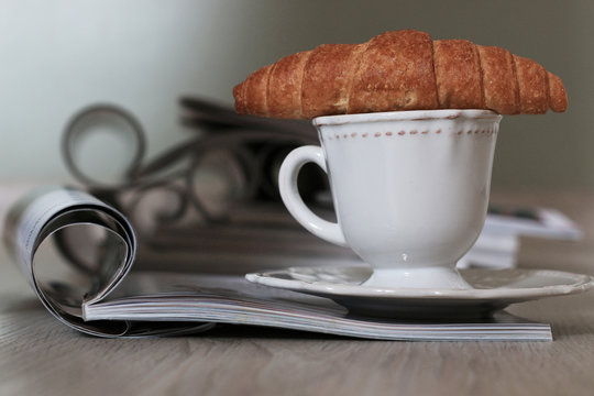 Magazines coffee croissant