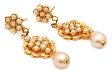 Earrings made of gold and pearls